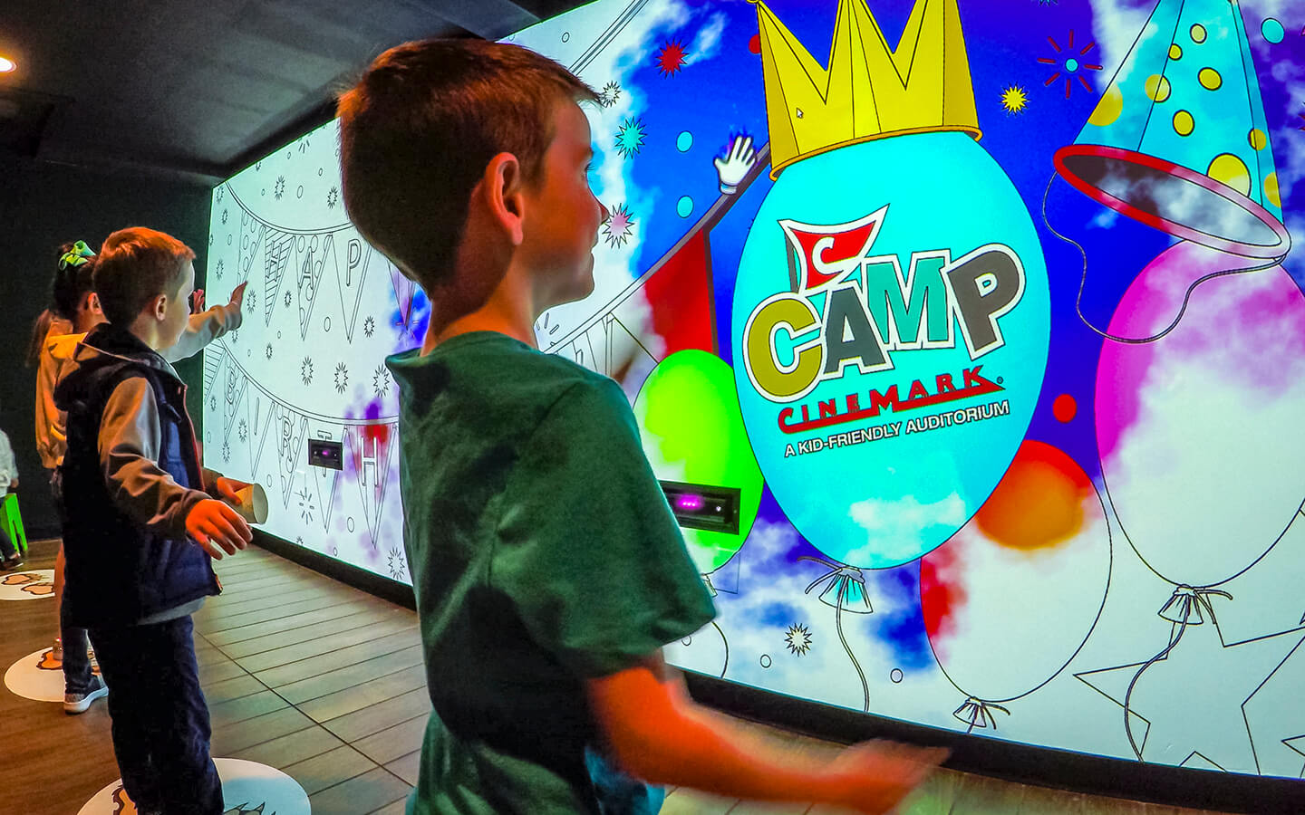 Camp Cinemark 交互式着色墙设计© Dimensional Innovation