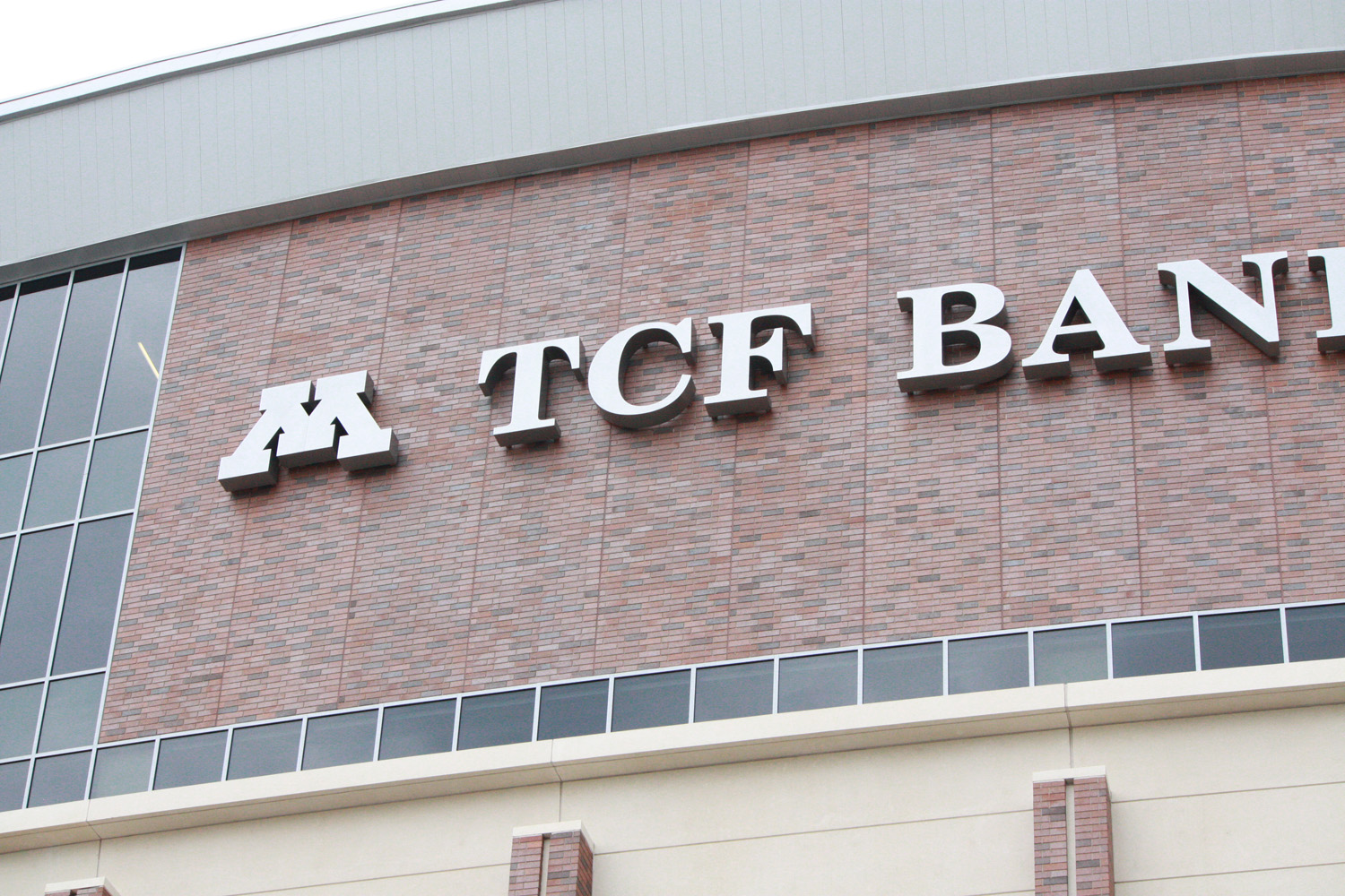 TCF银行体育馆导视系统设计©Serigraphics